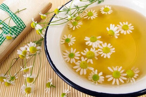 Les bains de siège aux herbes réduisent la douleur et d’autres symptômes de l’inflammation de la prostate